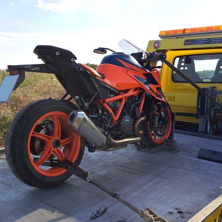 Motorrad wird abgeschleppt
