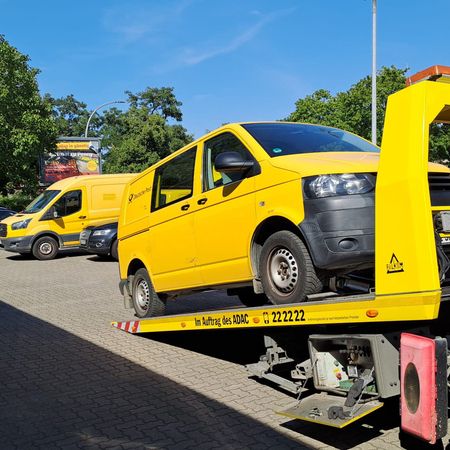Postwagen wird abgeschleppt